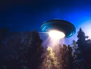 Poster Kontrastreiches Bild von UFO, das nachts mit Lichtstrahl über einen Wald fliegt © fergregory