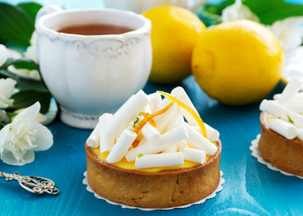 Tartlets with lemon cream and meringue. Lemon pie.