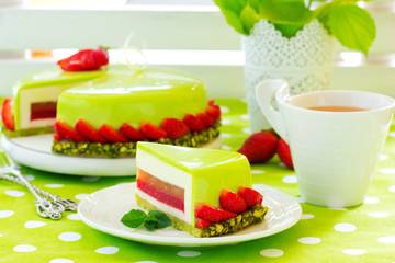 Cake with vanilla yogurt and strawberry mousse covered with a mirror coating.