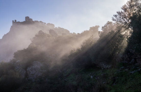 Fototapeta luz y niebla en el Castillo de Alange