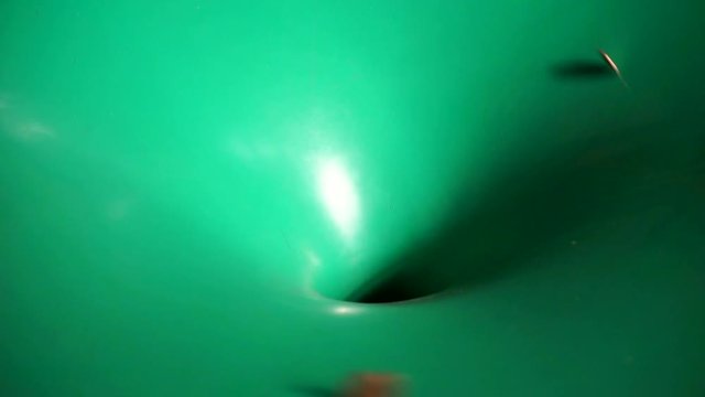m&uuml;nzen kreisen im trichter, nahaufnahme