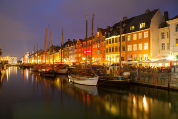 Obraz premium COPENHAGEN, DENMARK - 24 JUN 2016: Night view of beautiful Nyhavn Canal.