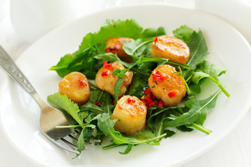 Salad with grilled scallops.