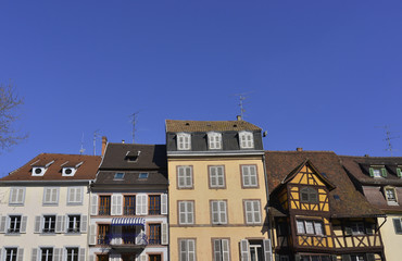 Fototapeta na wymiar Ligne de maisons Alsaciennes sous le ciel bleu de Colmar (68000), département du Haut-Rhin en région Grand-Est, France