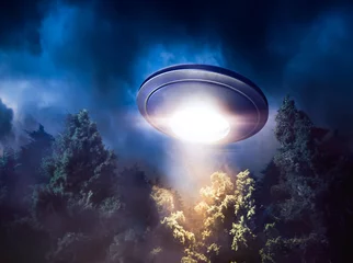 Photo sur Plexiglas UFO Image à contraste élevé d& 39 un OVNI survolant une forêt avec un faisceau lumineux la nuit