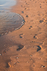 Fototapeta na wymiar Fußabdrücke im Sand am Strand