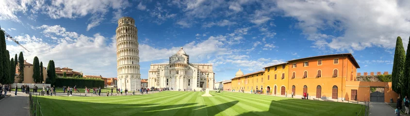 Fotobehang De scheve toren Pisa - 10 oktober 2016: Toeristen op het plein van de wonderen. Pisa trekt jaarlijks 3 miljoen mensen