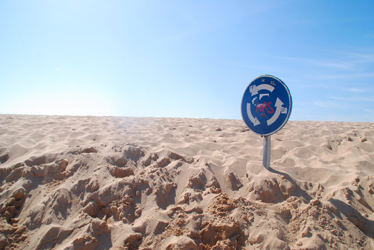 SE&Ntilde;ALES DE TR&Aacute;FICO ENTERRADAS EN LA ARENA DE LA PLAYA