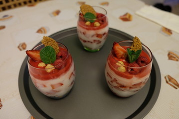 Dessert semifreddo con coulis di lamponi e yogurt