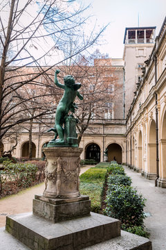 Statue dans le jardin du Clo&icirc;tre du Mus&eacute;e des Beaux Arts Palis Saint-Pierre &agrave; Lyon