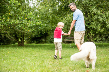 Obraz premium Vater und Junge mit Hund