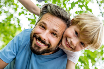 Vater und Sohn spielen zusammen