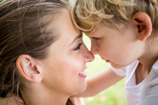 Liebevolle Mutter und Sohn