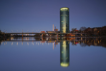 Hochhaus mit Friedensbr&uuml;cke und Main im Vordergrund