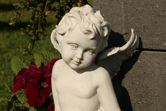 Cemetery in Spring, Angel, Frühlingshafte Grabbepflanzung mit Engel
