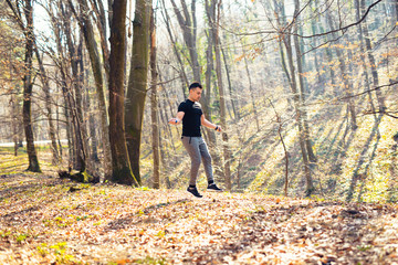 Obraz premium Handsome muscular man with jumping rope
