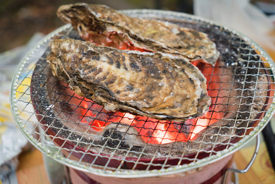 炭火で焼く牡蠣