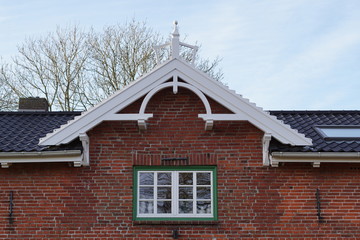 Giebel eines Hauses mit Holzelementen