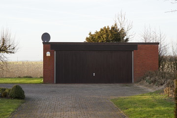 Große Garage mit braunem Tor