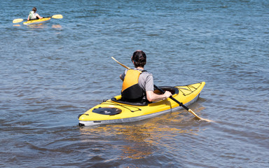 People are playing kayak in a lake