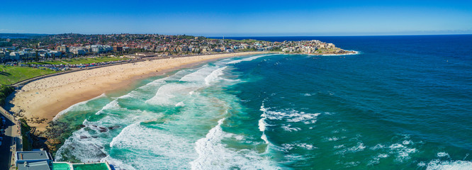 Obraz premium Widok z lotu ptaka Bondi plaża lub Bondi zatoka przy słonecznym dniem w Sydney