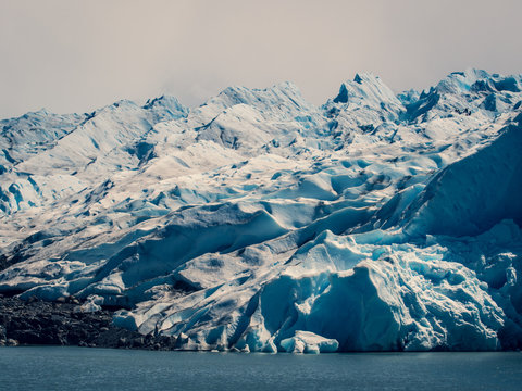 Glacier melting to the lake
