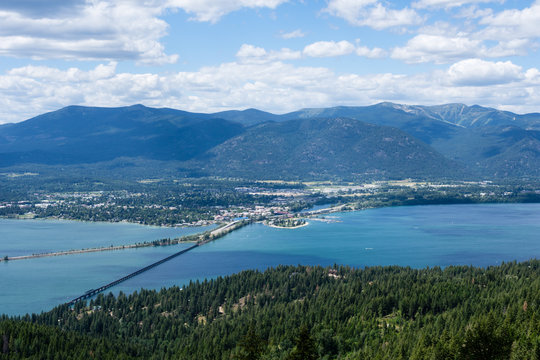 Fototapeta View of Lake Pend Oreille and the town of Sandpoint, Idaho, from the top of the mountain