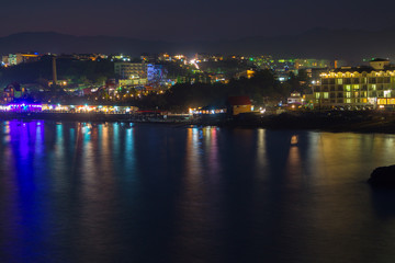 Fototapeta na wymiar Night view of the waterfront