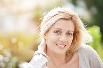 Naklejka premium Portrait of attractive blond woman standing outside