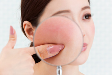 虫めがね / 頬を指差す女性