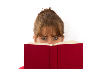 junge Frau beim Lesen in einem Buch