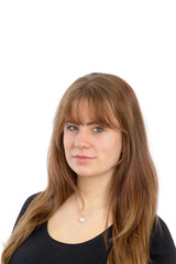 Naklejka premium hübsche junge Frau schaut in die Kamera, freigestellt auf weißem Hintergrund