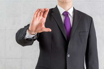 Gesch&auml;ftsmann h&auml;lt imagin&auml;res Schild in der Hand