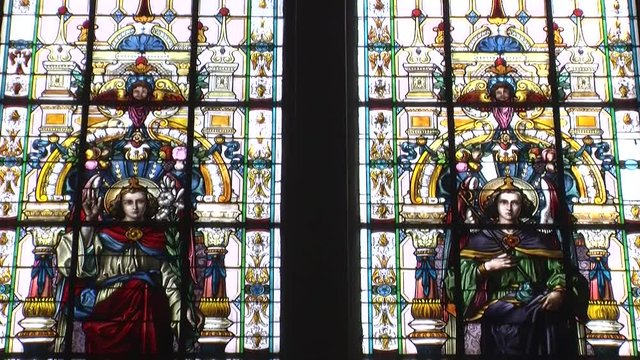 Kunstvoll bemaltes Kirchenfenster in der Pfarrkirche Hl. Peter und Paul in Pischelsdorf (vertikaler Kameraschwenk)