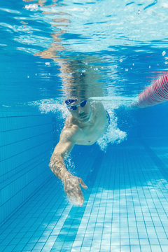 Schwimmer krault mit gebeugtem Ellenbogen
