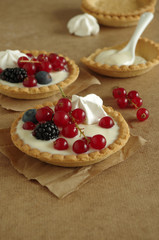 kleine Törtchen mit Vanillecreme, Sommerbeeren und Baiser