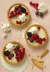 kleine Törtchen mit Vanillecreme, Sommerbeeren und Baiser (Aufsicht)