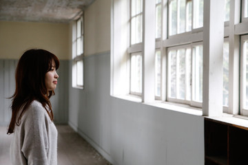 廃校ポートレート女性