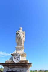Obraz premium Erzengel Raphael an der Römischen Brücke, Cordoba