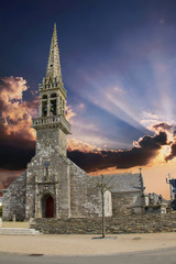 Cast, ciel sinistre sur l'église saint Jérome. Finistère, Bretagne France