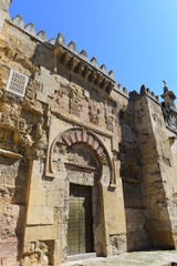 Fototapeta na wymiar Seitentor der Mezquita-Catedral de Córdoba