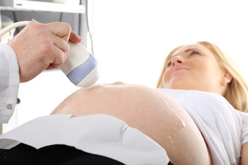 Obraz premium Lekarz ginekolog przeprowadza badania prenatalne 