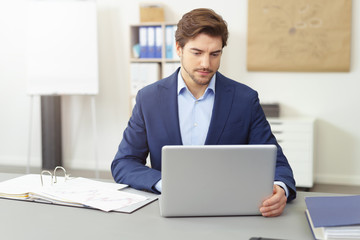 geschäftsmann arbeitet am laptop im büro