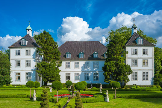 Herrenhaus, auch Schloss, mit italienischem Garten auf Gut Panker