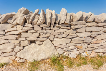 mur de pierres sèches dans les Causses du Larzac, France 
