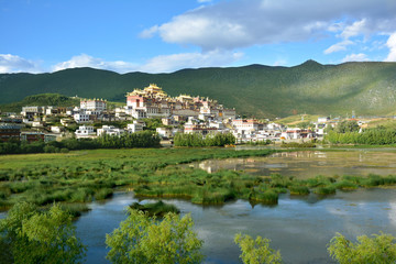 Fototapeta na wymiar Beautiful view of the Ganden Sumtseling Monastery in Shangri-la County, China