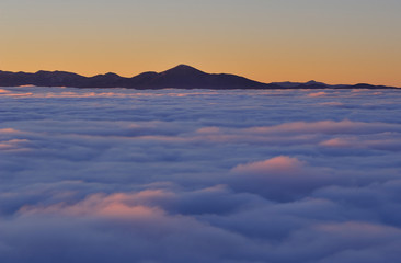 Fototapeta na wymiar Above the ocean of clouds