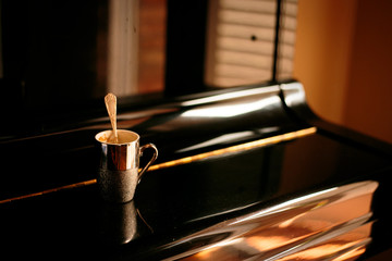 a coffee on a piano