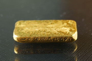 Gold bar put on the dark background.