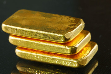Gold bar put on the dark background.